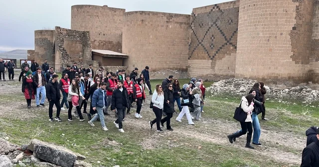 UNESCO mirası Ani Ören Yeri nde 8 kilometre yürüdüler Kars Haberleri