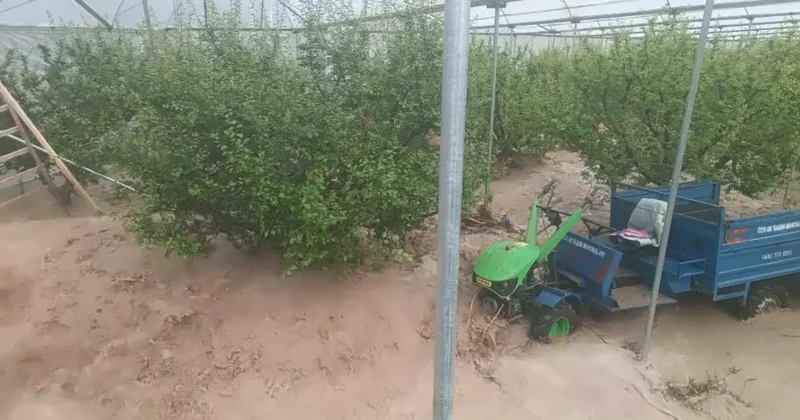 Mersin de sağanak sele yol açtı: Yol çöktü, seralar zarar gördü