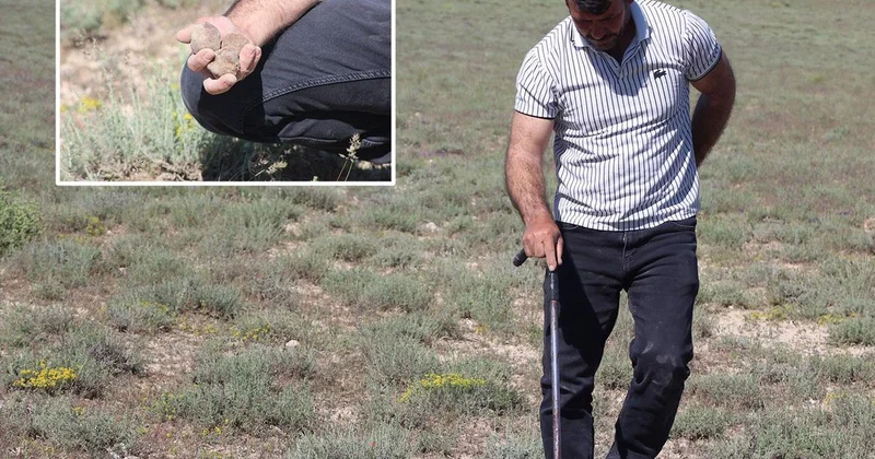 Demir çubukla arayıp buluyor, günde 40 kilo topluyor: Evini, arabasını ve arsasını aldı bile