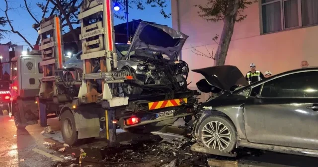 Beşiktaş’ta iki otomobil kafa kafaya çarpıştı: 9 yaralı VİDEO İZLE