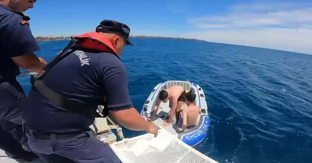 Şişme botları patlayan ve rüzgarla sürüklenen 2 genci sahil güvenlik ekipleri kurtardı Botumuzun bir yerden delindiğini ve su almaya başladığını gördük Antalya Haberleri