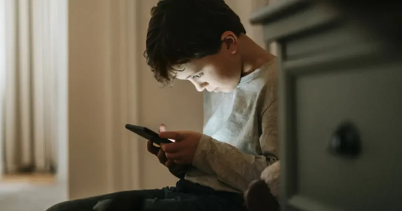Geleceğin telefon hastalığı: Ekrana eğilen nesil tehlikesi!