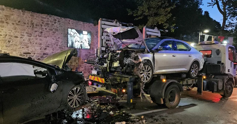 İstanbul da iki araç kafa kafaya çarpıştı: 9 kişi yaralandı