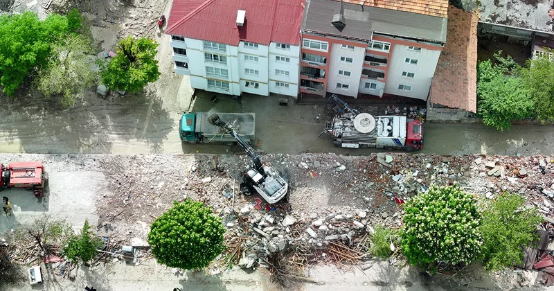Selde kepçesiyle 30’dan fazla kişiyi kurtardı