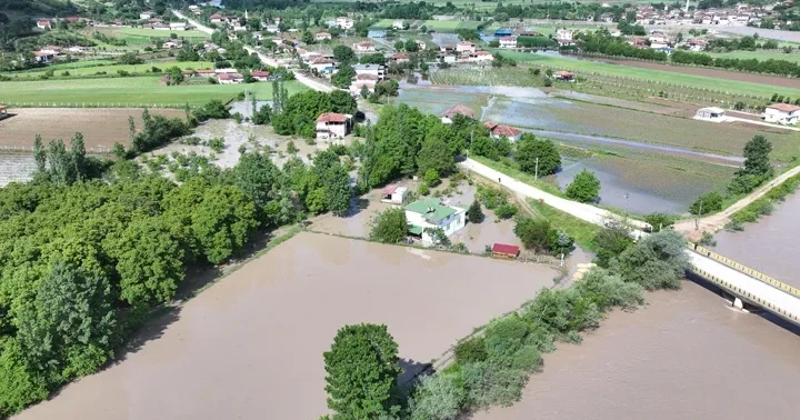 Sel ve taşkın riski! Tokat ın Turhal ilçesinde eğitime 3 gün, Amasya’da eğitime 1 gün ara verildi