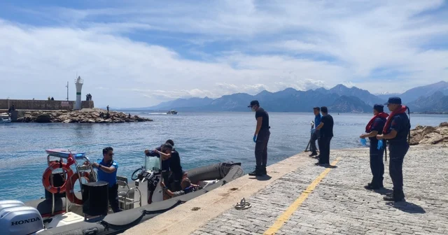 Tur teknesinde rahatsızlanan turistin yardımına deniz polisi yetişti Antalya Haberleri