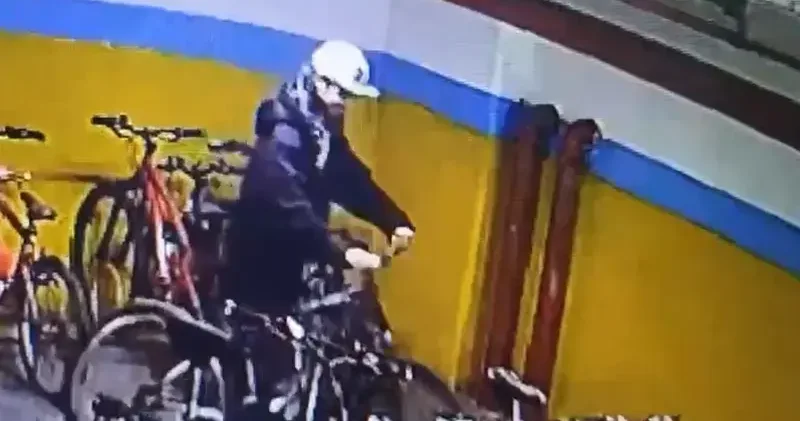 Avcılar’da site otoparkından bisiklet hırsızlığı kamerada
