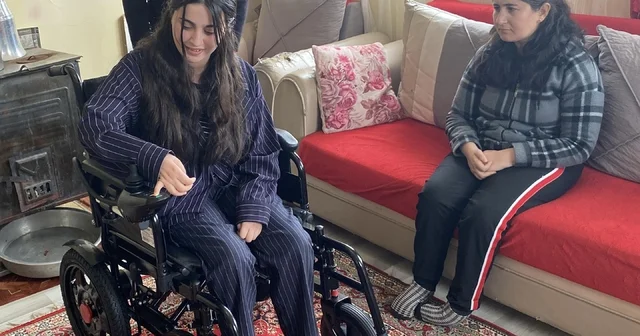Yıllardır tek sandalyeyi kullanan kardeşler, hediye edilen akülü sandalyeyi de dönüşümlü kullanacak Kars Haberleri