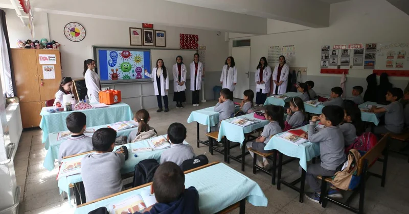 Genç sağlıkçılar köylerdeki çocuklara ilk yardım eğitimi verdi
