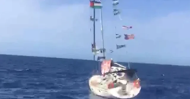 İsrail askerleri Sumud Filosu’na ait tekneyi kullanılmaz hale getirdi VİDEO İZLE