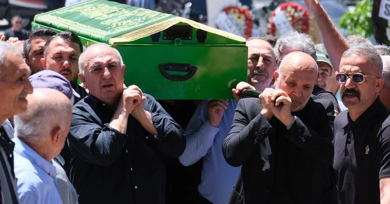 Mevlüt Çavuşoğlu, kardeşinin tabutuna omuz verdi