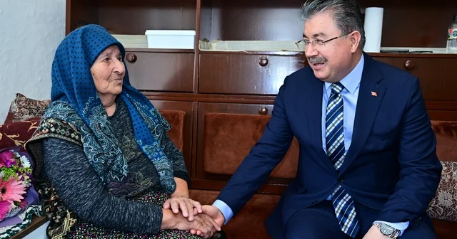 Vali Yılmaz dan Ayşe teyzeye anlamlı ziyaret Eskişehir Haberleri