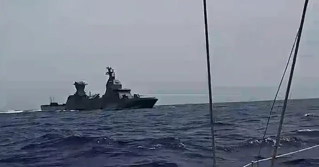 İsrail in yüzen hapishanesi olarak bilinen savaş gemilerinin Sumud aktivistlerinin önünü kestiği anlar kamerada VİDEO İZLE