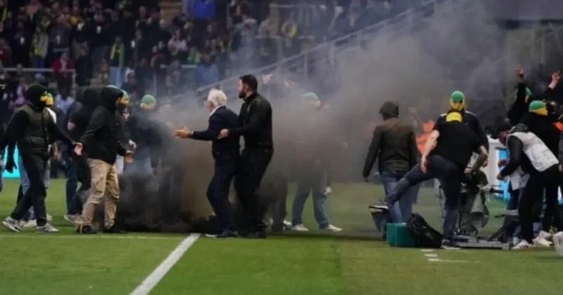 Fransa da olaylı maç! Nantes küme düştü, Trabzonspor un eski hocası taraftarla kavga etti