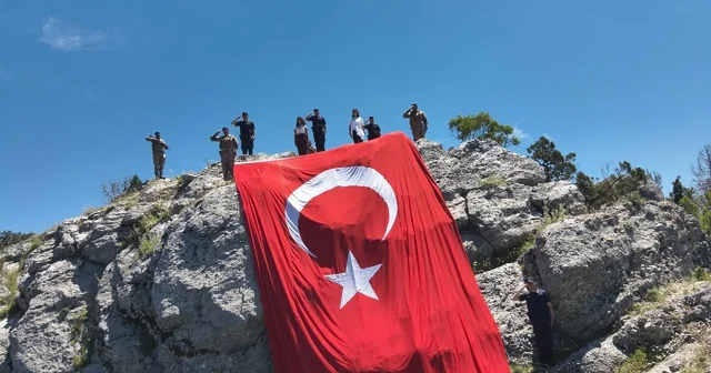 Burdur da jandarmadan 54 metrekarelik dev Türk bayrağı Burdur Haberleri