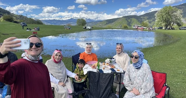 İki ay sonra kuruyacak göl için kilometrelerce yol geldiler Artvin Haberleri