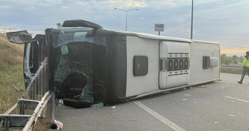 İstanbul İzmir Otoyolu nda yolcu otobüsü devrildi: Çok sayıda yaralı var