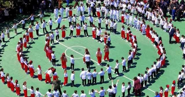 Erzincan da 500 kişiyle düz halay rekoru Erzincan da okul bahçesinde rekor halay halkası: 500 kişi aynı anda düz halay oynadı Erzincan Haberleri