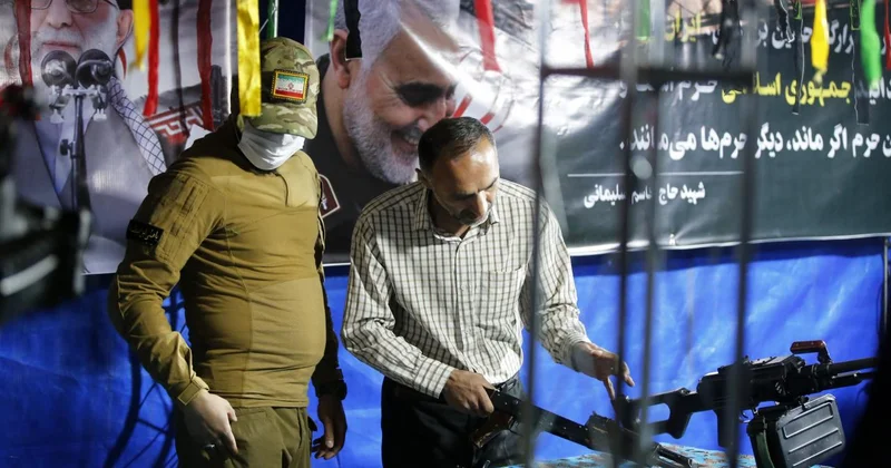 Tahran’daki Venek Meydanı’nda halka silah eğitimi veriliyor