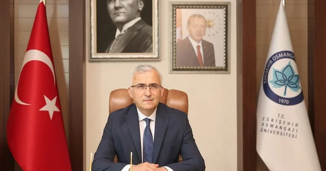 ESOGÜ Rektörü Çolak tan 19 Mayıs mesajı Rektör Prof. Dr. Kamil Çolak: 19 Mayıs 1919 da tutuşturulan bu meşale, bugün de yolumuzu aydınlatmaya devam etmektedir Eskişehir Haberleri