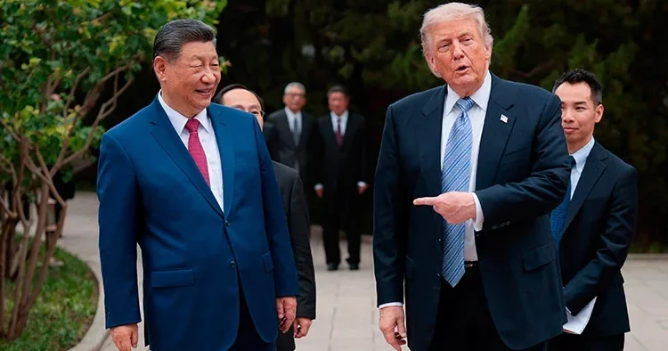 Trump ın Çin ziyaretinde kriz üstüne kriz! Beyaz Saray görevlisi ezildi... Hediyeler çöpe gitti