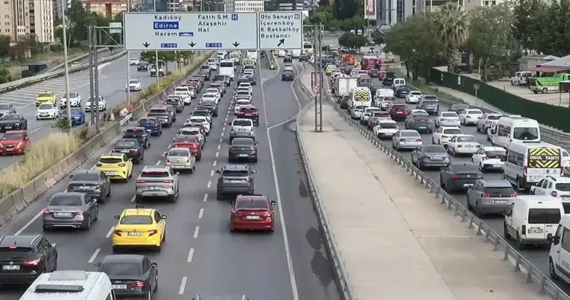 İstanbul da haftanın ilk iş gününde trafik yoğunluğu yüzde 51 olarak ölçüldü