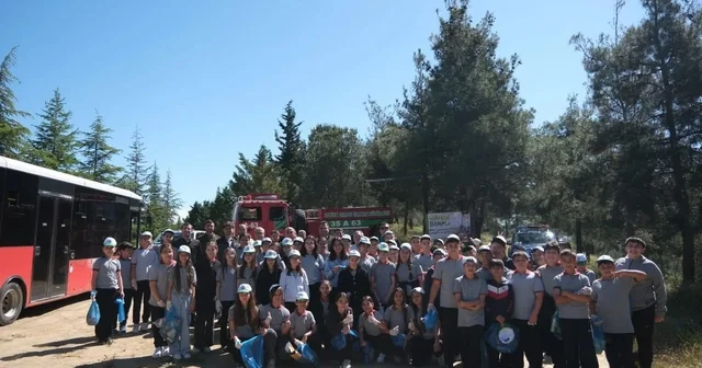 Öğrenciler ve protokol el ele çöp topladı Manisa Haberleri