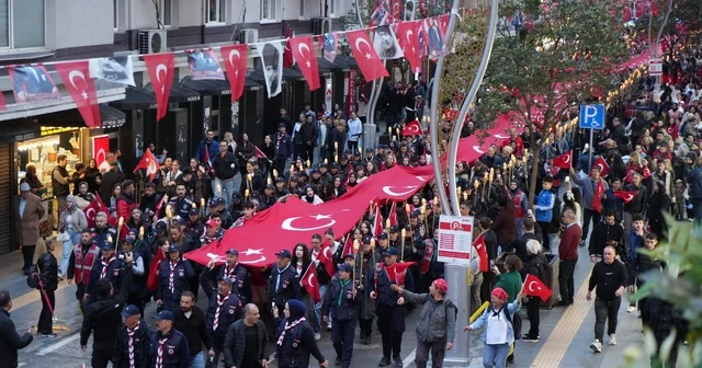Samsun da 1919 metrelik dev bayrakla coşkulu Fener Alayı ve Gençlik Haftası yürüyüşü Samsun Haberleri