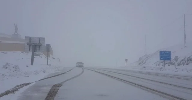 Mayıs ortasında Bayburt un Kop Dağı na kar yağdı Bayburt Haberleri