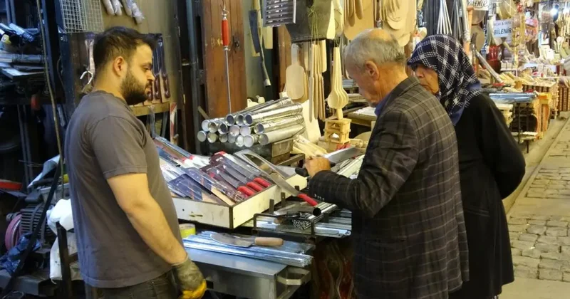 Kebap şişleri bayram için hazırlanıyor
