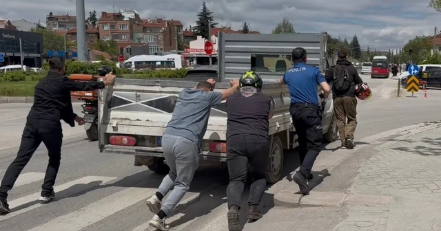 Yolda kalan kamyonetin imdadına polis ve sürücüler yetişti Eskişehir Haberleri