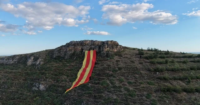 Galatasaray ın şampiyonluğunu dağdan dev sarı kırmızı bayrak bırakarak kutladılar Batman Haberleri