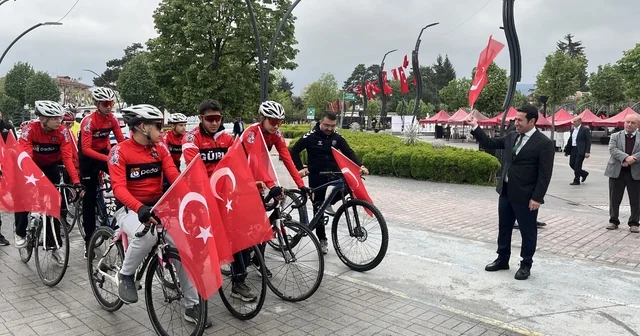 Bolu da ellerinde Türk bayraklarıyla Gençlik Haftası nda pedal çevirdiler Bolu Haberleri