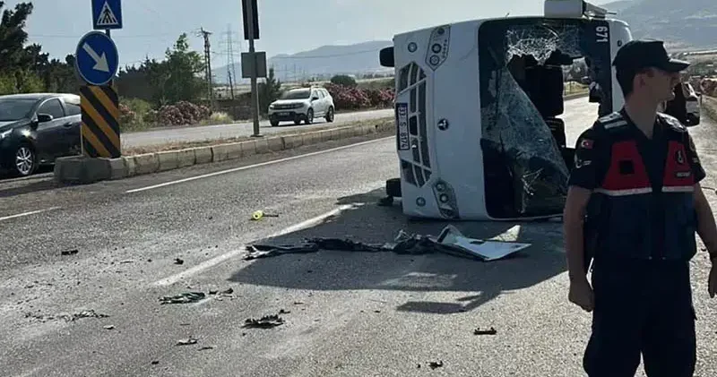Mersin de Rus öğrencileri taşıyan servis midibüsü devrildi: 17 yaralı