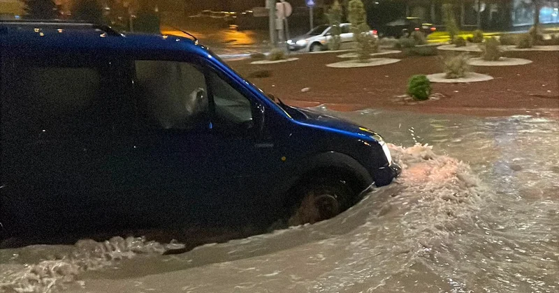 Kayseri de yoğun yağış yolları göle çevirdi