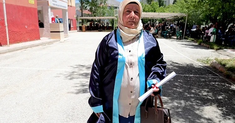 Şehit oğlunun isteğini yerine getirdi! Hamide Korkmaz 51 yaşında liseden mezun oldu