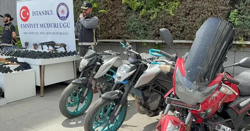 İstanbul da iş yerlerine düzenlenen saldırılarda kullanılan silahlar emniyette sergilendi