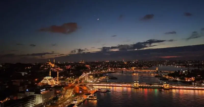 Türk bayrağı ile ay ve yıldız aynı karede! Tüm yurttan görüntüler geldi