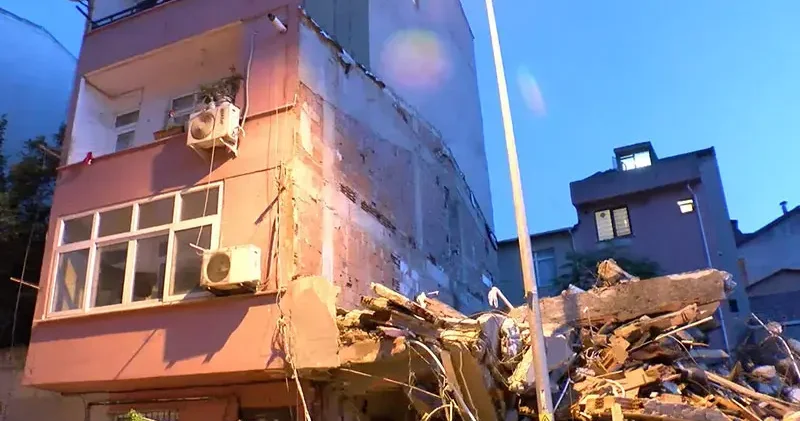 Kağıthane’de yıkım sırasında yanındaki binalar hasar gördü; 2 bina tahliye edildi