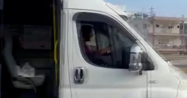 Mersin de yolcu minibüsünde dehşet anlar kamerada: Yolcu aracı kaçırıp kazaya karıştı VİDEO İZLE