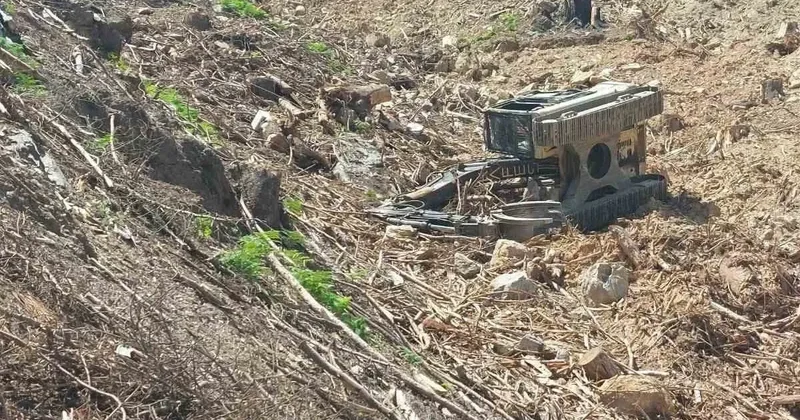 Devrilen iş makinesinin altında kalan operatör hayatını kaybetti