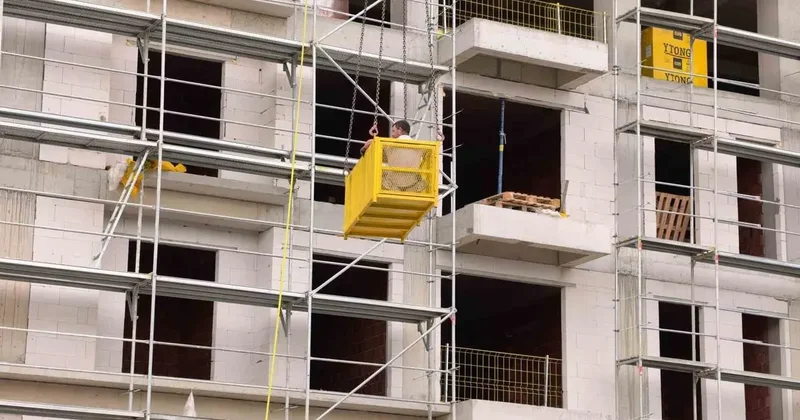 İnegöl’de nefes kesen kurtarma: Yaralı işçi vinçle zemine alındı