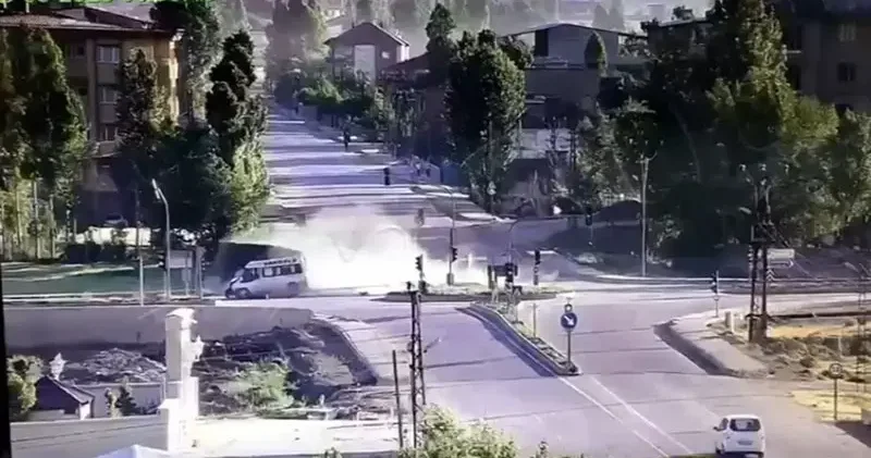 Yüksekova’da kavşakta minibüs ile kamyon çarpıştı: 3 ölü, 2 yaralı