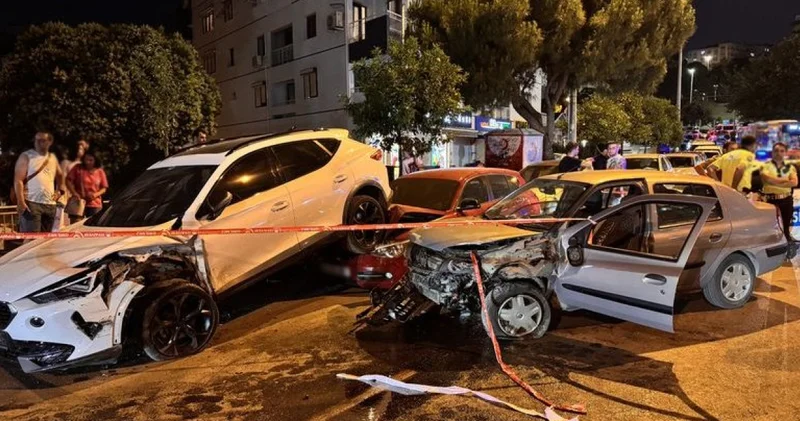 İzmir de otomobil park halindeki 2 araca çarptı: 1 ölü Son dakika haberleri
