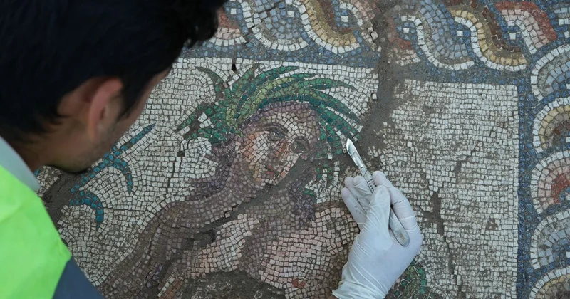Aspendos ta Nehir Tanrısı Mozaiği Bulundu