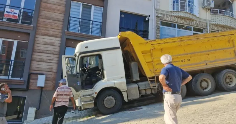 Freni boşalan kamyon eve çarptı: Mahalle sakinleri deprem oluyor sandı