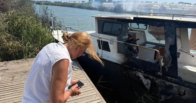 Rüzgarın büyüttüğü yangın villanın bahçesine sıçradı, milyonluk tekne hasar gördü Villa sahibi Süreyya Kaya: Teknem yandı, iskeledeki malzemelerim yandı. Bahçem yandı, ağaçlarım yandı Antalya Haberleri Habertürk Yerel Haberler