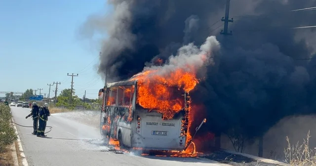 Antalya da yolcu midibüsü alev alev yandı, sürücü yolcuları tahliye etti Midibüs sürücüsü: Tesellim kimsenin canının zarar görmemesi Antalya Haberleri Habertürk Yerel Haberler