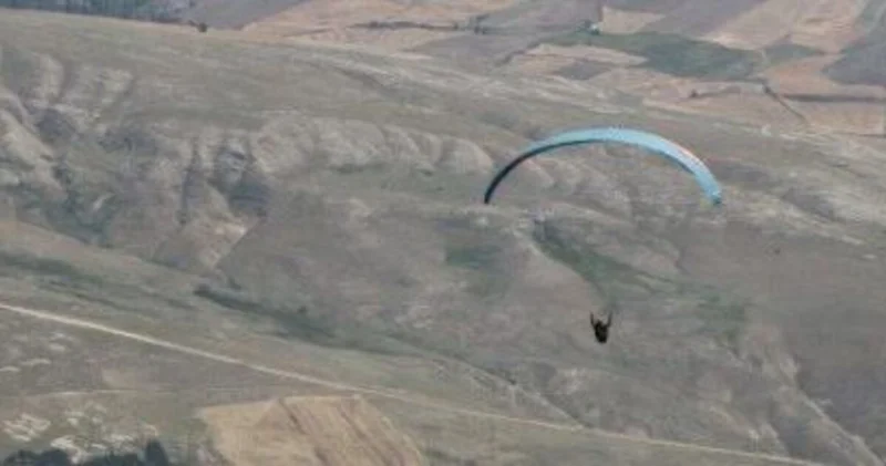 Çorum daki Geleneksel Yamaç Paraşütü ve Yayla Şenlikleri nde kayalıklara düşen yamaç paraşütü pilotu öldü Son dakika haberleri