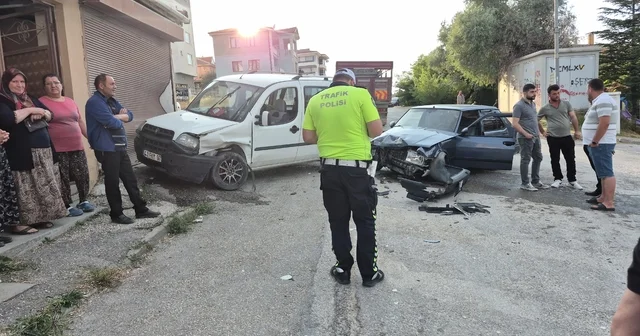 Eskişehir de 2 araç kafa kafaya çarpıştı, faciadan dönüldü Otomobille çarpışan hafif ticari araç bir evin garajına vurdu Çocuk parkının hemen yanında gerçekleşen kaza korkuttu Eskişehir Haberleri Habertürk Yerel Haberler